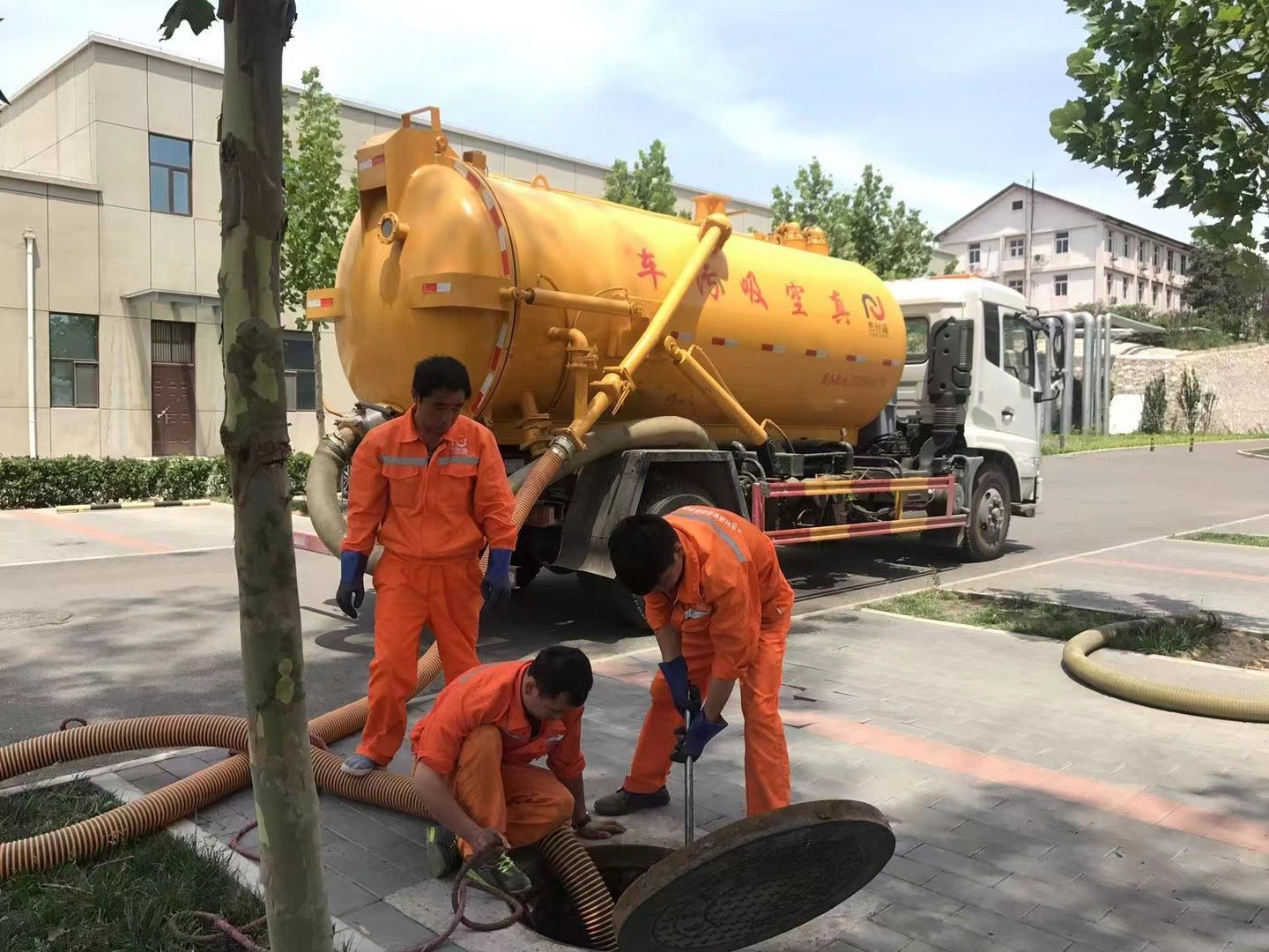 内乡管道疏通车停在窨井附近