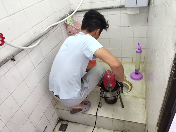 内乡管道堵塞冒臭气 专业师傅现场解决问题