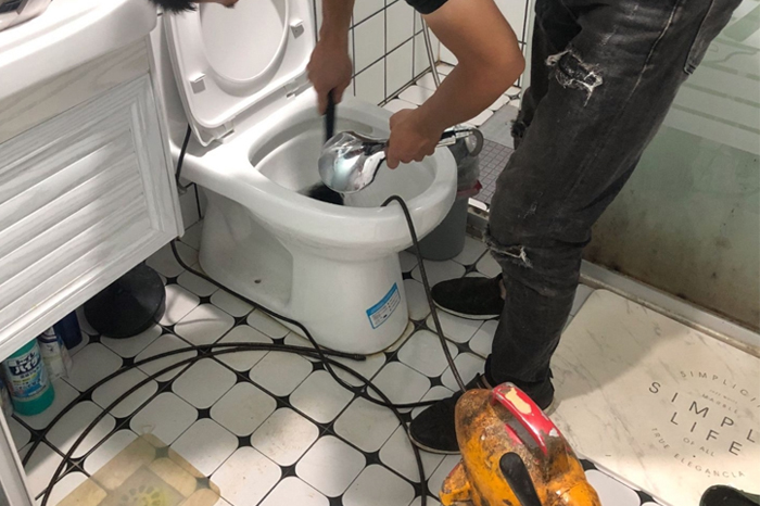 内乡马桶堵塞自己疏通还是找师傅?专业上门服务让你省时更省心