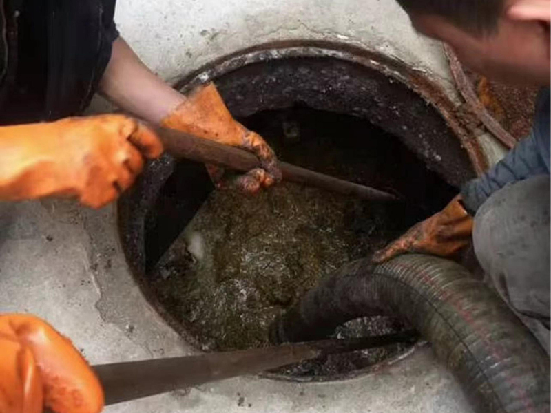 内乡清理化粪池时如何避免沼气的危害?